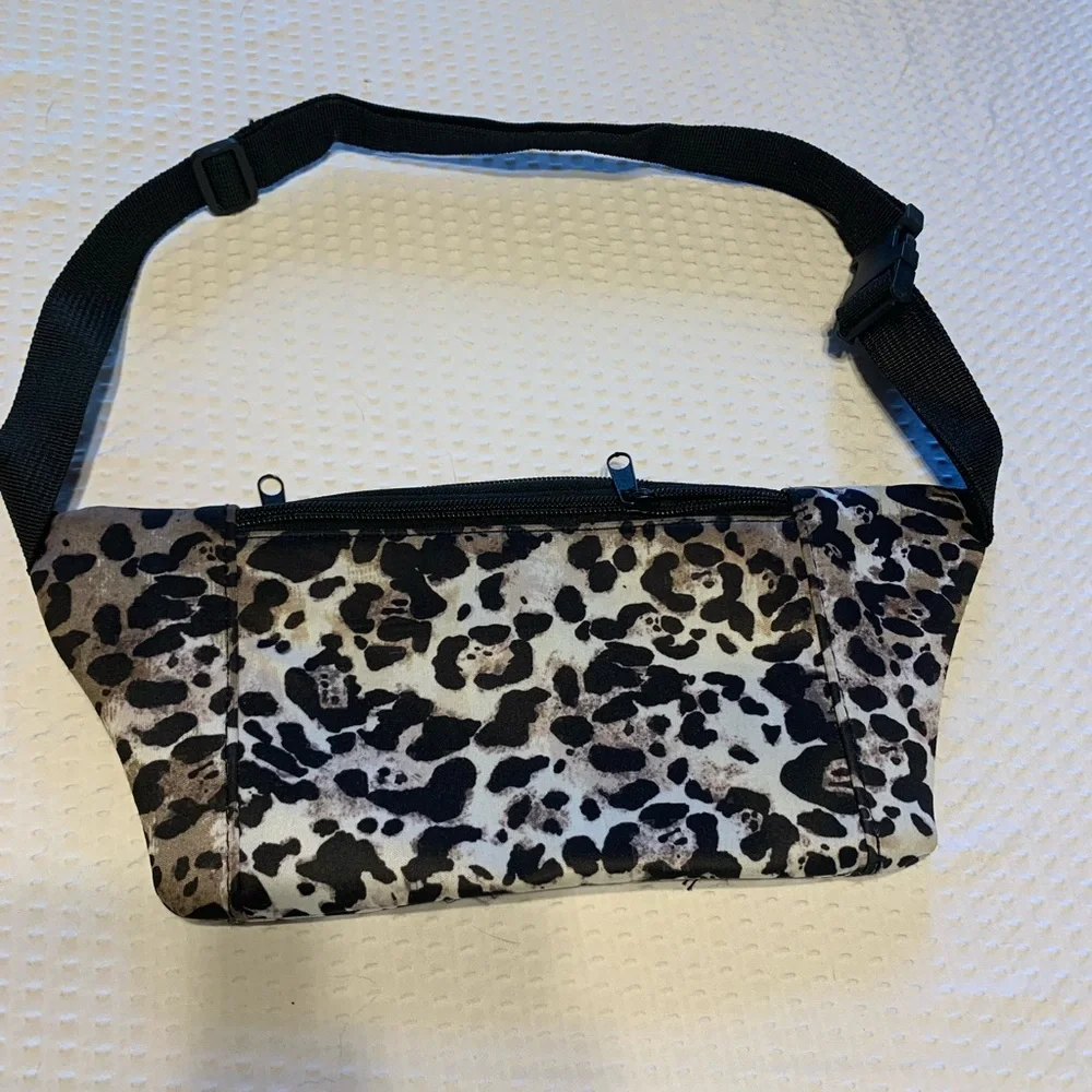 Jessica Simpson Black and Cream Leopard Phone Case